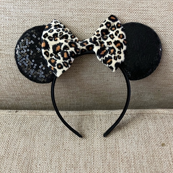 Disney Accessories - Disney animal print Minnie Mouse ears with bow